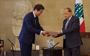 Presidential Chief of Staff Im Jong-seok paying a visit to Lebanese President Michel Aoun