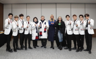 Posing for commemorative photos after the closing ceremony with U.S. presidential advisor Ivanka Trump and K-pop singers EXO and CL