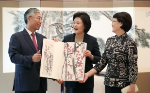 First Lady Kim Jung-sook Meeting with Chinese Ambassador to Korea Qiu Guohong at Chong Wa Dae