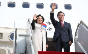 Departure from Seoul Air Base in Seongnam, Gyeonggi-do Province for His Trip to Vladivostok To Attend the Third Eastern Economic Forum 