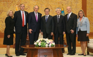 Meeting with a Delegation from the U.S. Senate Subcommittee on East Asian and Pacific Affairs at Cheong Wa Dae