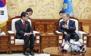 Meeting with Minister of Foreign Affairs of Japan Taro Kono at Cheong Wa Dae 