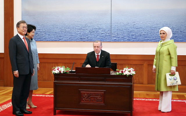 President Recep Tayyip Erdoğan of the Republic of Turkey signing the guestbook at Cheong Wa Dae 