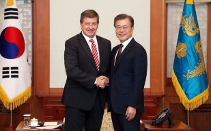 Meeting with Guy Ryder, the Director-General of the International Labour Organization, at Cheong Wa Dae 