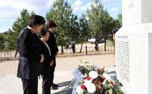 First Lady Kim Jung-sook Paying Respects at the Monument to Independence Leader Lee Sang-seol in Russia 