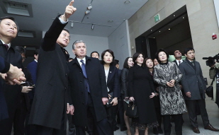 Uzbek President Shavkat Mirziyoyev touring the National Museum of Korea during his state visit to Korea