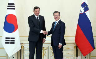 Holding a luncheon summit with Slovenian President Borut Pahor at Cheong Wa Dae