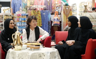 First Lady Kim Jung-sook meeting with students from the King Sejong Institute in Abu Dhabi at a souk, a traditional market