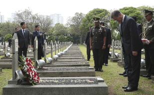 Laying a wreath at the Kalibata Heroes Cemetery in Jakarta 