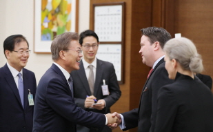 Meeting with U.S. Special Envoy Matthew Pottinger, Senior Director for Asian Affairs of the National Security Council, at Cheong Wa Dae