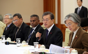 Meeting with the participants in the 3rd Korea-Pacific Islands Foreign Ministers` Meeting 