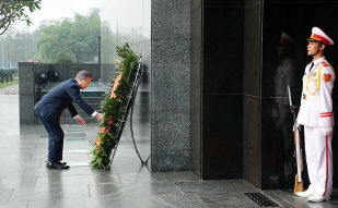 Laying a wreath at the Ho Chi Minh Mausoleum 