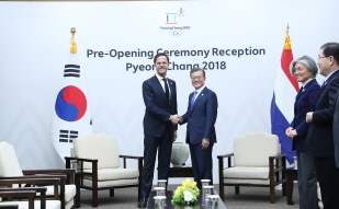 Holding a summit with Dutch Prime Minister Mark Rutte in PyeongChang 