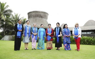 First Lady Kim Jung-sook meeting with the spouses of the leaders of APEC member economies