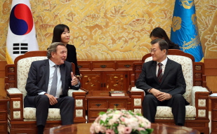 Meeting with Former German Chancellor Gerhard Schroder at Cheong Wa Dae 