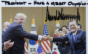 A photo sent to President Moon  Jae-in by U.S. President Donald Trump with his handwritten message and signature 