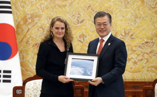 Holding a summit at Cheong Wa Dae with Canada’s Governor-General Julie Payette