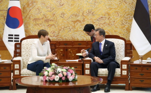 Holding a summit at Cheong Wa Dae with President Kersti Kaljulaid of Estonia 