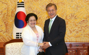 Meeting with Former Indonesian President Megawati Sukarnoputri at Cheong Wa Dae