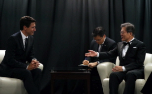 72nd Session of the U.N. General Assembly: Speaking to Canadian Prime Minister Justin Trudeau before the Atlantic Council Global Citizen Awards Dinner at the Intrepid Sea, Air and Space Museum 