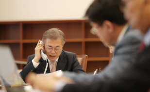 Speaking by Telephone with Japanese Prime Minister Shinzo Abe Who Congratulates President Moon on His Election