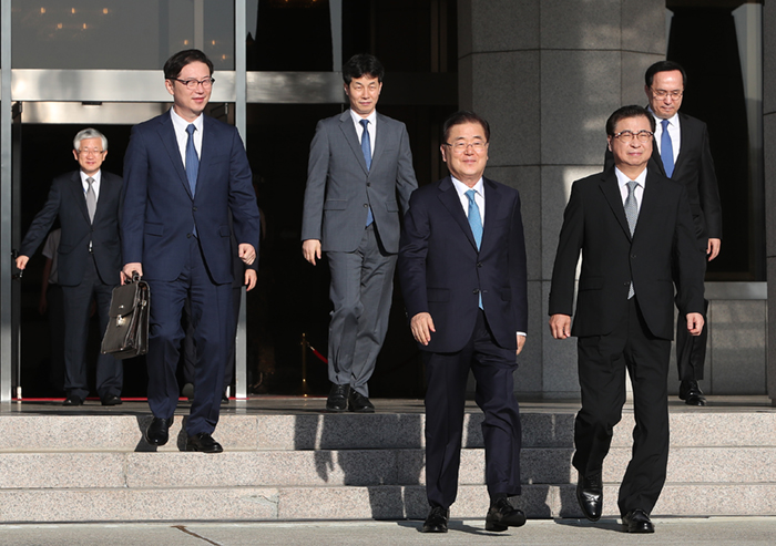 Die südkoreanische Delegation reist am 5. September nach Pjöngjang. Von links: Vizevereinigungsminister Chun Hae-sung, Präsidentschaftssekretär für Staatsangelegenheiten Yun Kun-young, Chef des Nationalen Sicherheitsbüros Chung Eui-yong, Leiter des Nationalen Nachrichtendienstes (NIS) Suh Hoon und zweiter stellvertretender Direktor vom NIS Kim Sang-gyun. ⓒ Ministerium für Kultur, Sport und Tourismus