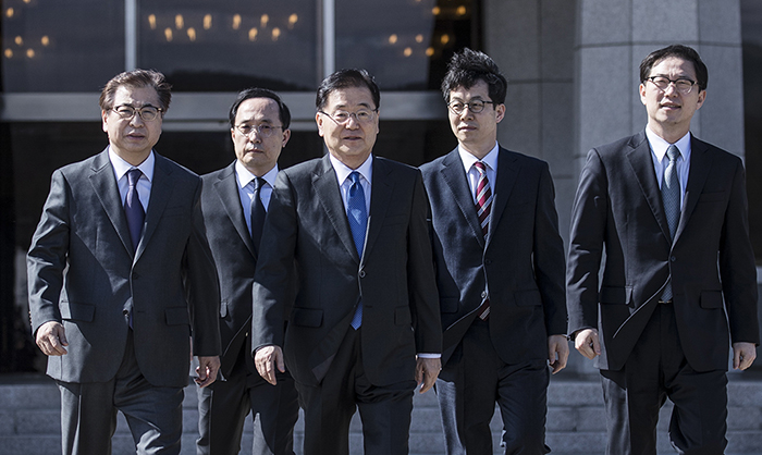 Präsident Moon Jae-in schickt am 5. September eine fünfköpfige Delegation nach Pjöngjang. Von Links: Suh Hoon, Leiter des Nationalen Nachrichtendienstes (NIS); Kim Sang-gyun, zweiter stellvertretender Direktor vom NIS, Chung Eui- Yong, Leiter des Staatssicherheitsdienstes, Yun Kun-young, Präsidentschaftssekretär für Staatsangelegenheiten und Chun Hae-sung, Vizevereinigungsminister. ⓒ Cheong Wa Dae