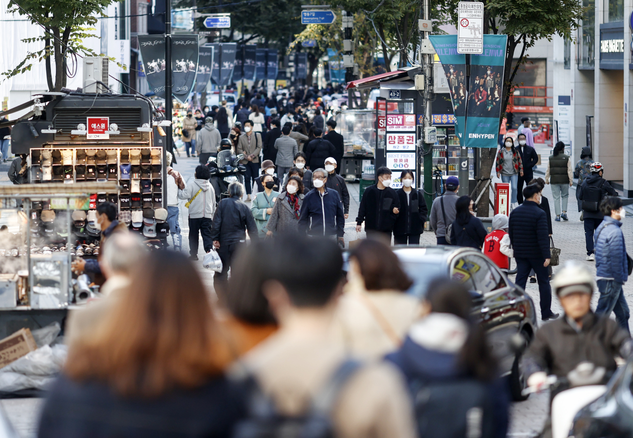 서울 명동 거리의 시민들