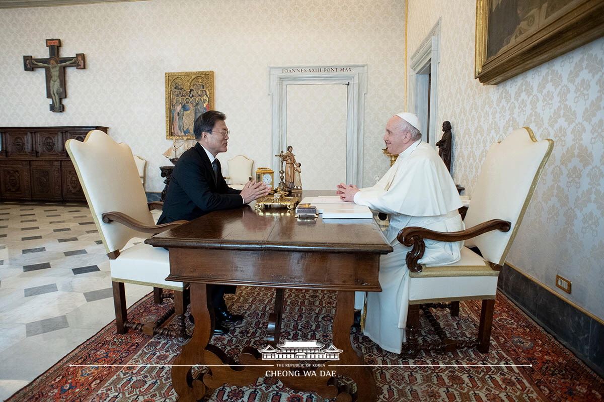  “여러분을 도와주기 위해 기꺼이 가겠습니다” | 바티칸 교황청 방문
