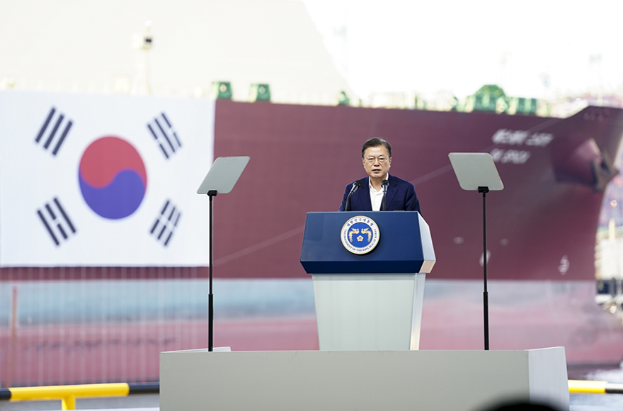 경남 거제시 삼성중공업에서 열린 'K-조선 비전 및 상생 협력 선포식'에 참석한 문재인 대통령