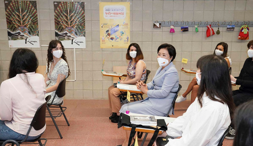 스페인을 국빈방문한 김정숙 여사는 바르셀로나 세종학당을 방문해 관계자와 학생들을 격려했습니다