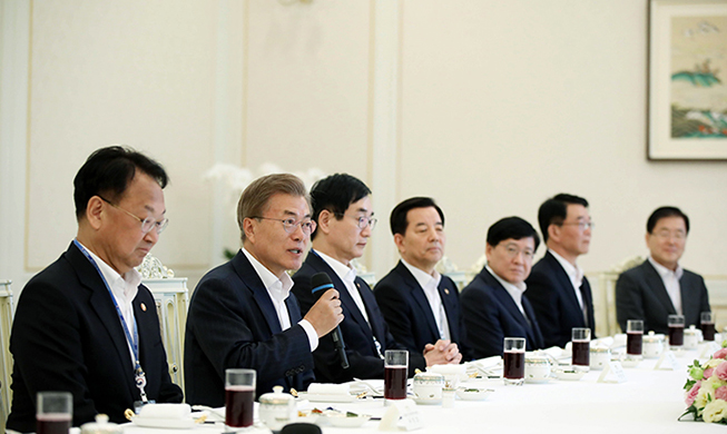 President_Moon_Lunch_Ministers_main.jpg