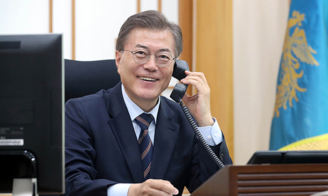 President_Moon_Mexico_Phone_main.jpg