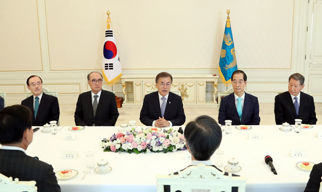 President_Moon_Former_Ambassadors_US_main.jpg