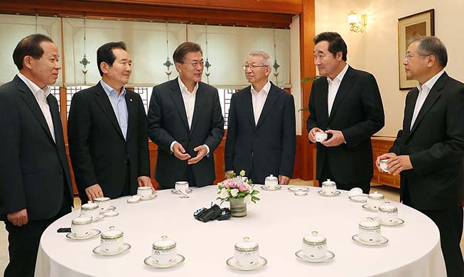 President_Moon_Five_Top_aids_meeting_main.jpg