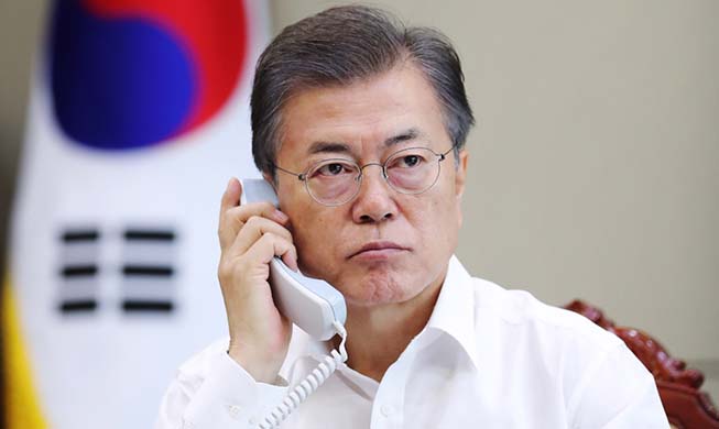 President_Moon_Phone_Japanese_PM_main2.jpg