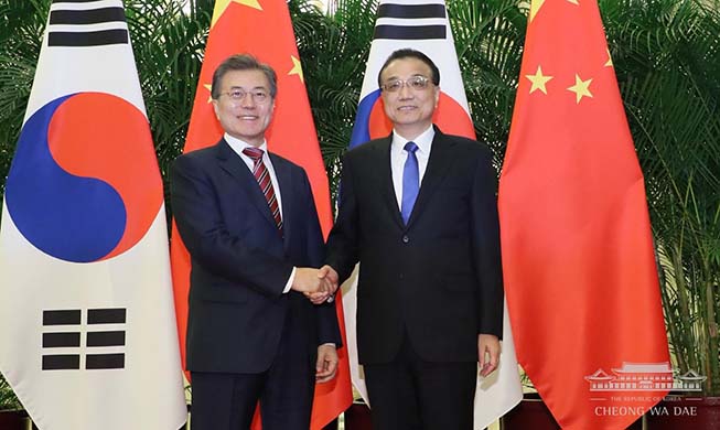 President_Moon_PM_Meeting_man.jpg