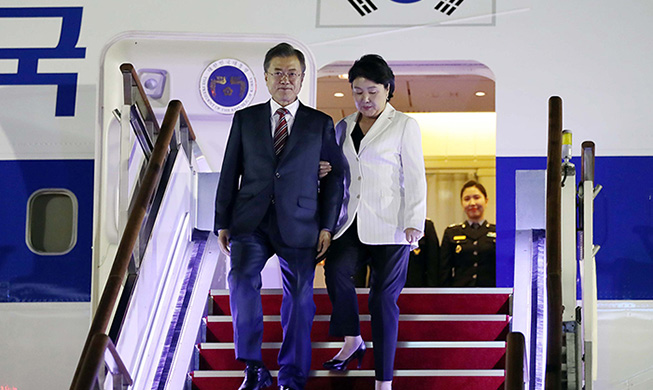 Arriving_Seoul_President_Moon_main.jpg