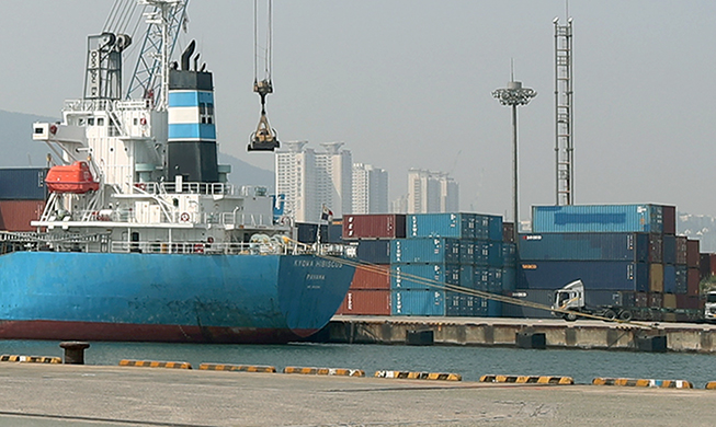 Busan_Port_1st_pier_Main.jpg