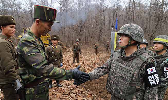 181122_DMZ_road_article_hands_main.jpg