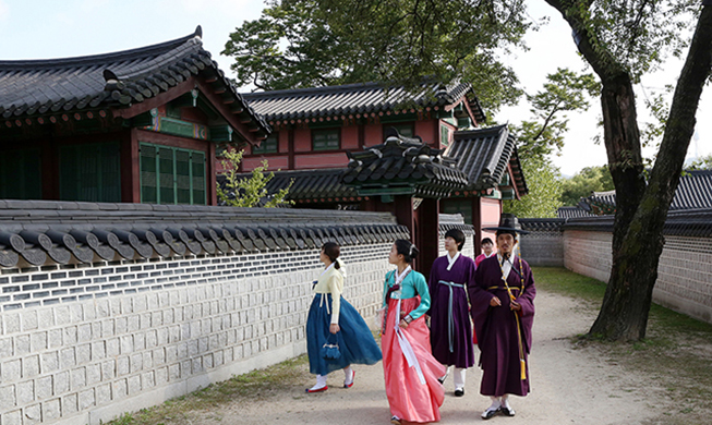 Hanbok_Joseon_Palace_kOREANET1.jpg