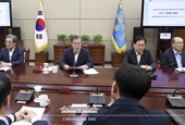 presidentMoon meeting with Senior Secretaries_170.jpg