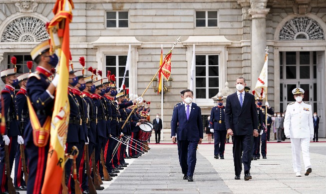 crop_TOP_20210616_President Moon Jae-in and Spain's King Felipe VI.jpg