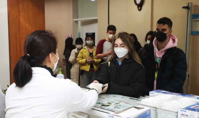 crop_20200402_Seoul city to provide 100,000 filter replaceable fabric masks to foreigners.jpg