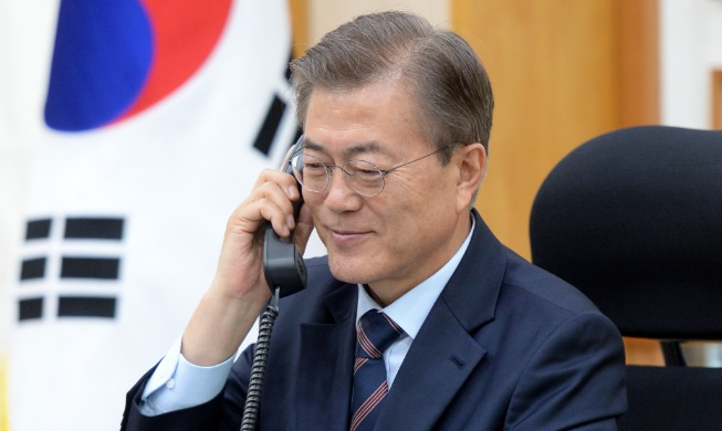 crop_Moon Jae-in telephone.jpg