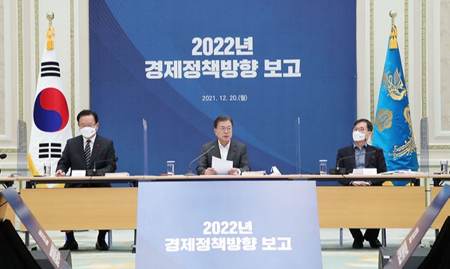 crop_20211220_President Moon Jae-in attends an expanded session of the National Economic Advisory Council.jpg