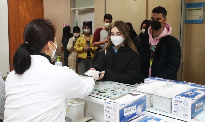 crop_20200402_Seoul city to provide 100,000 filter replaceable fabric masks to foreigners.jpg