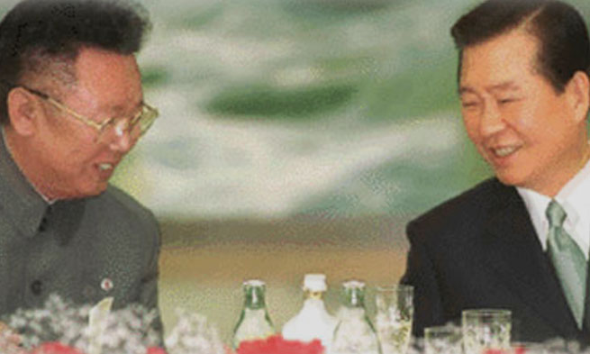 만찬에서 환하게 웃고 있는 김 대통령과 김정일 위원장