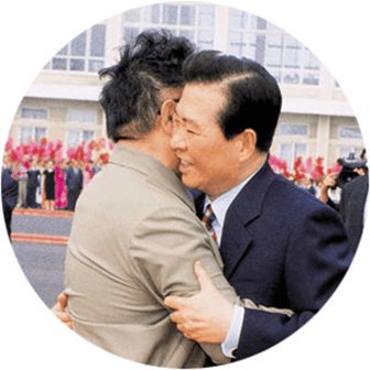 순안공항에서 작별의 포옹을 하고 있는 김대중 대통령과 김정일 국방위원장