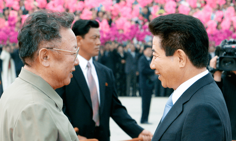 평양 4·25문화회관 광장에서 열린 공식환영식서 처음 만난 노무현 대통령과 김정일 국방위원장